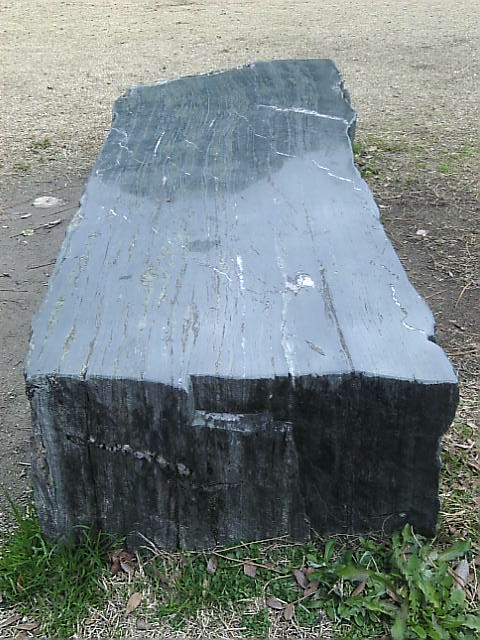 福岡西公園にある綺麗な石の椅子 綺麗な石と自然の写真と言葉